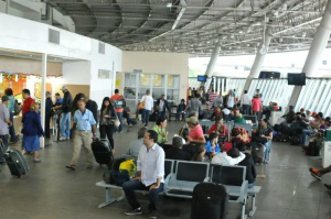 Rodoviária de Campo Grande está com movimento intenso nesta segunda (Foto: Alcides Neto)