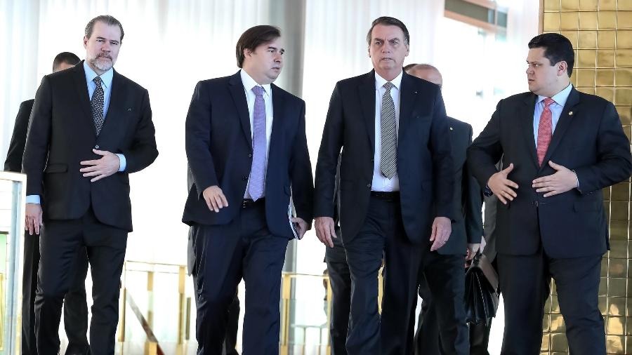 Bolsonaro com os presidente do STF, Dias Toffoli, da Câmara, Rodrigo Maia (DEM-RJ) e do Senado, Davi Alcolumbre (DEM-AP)