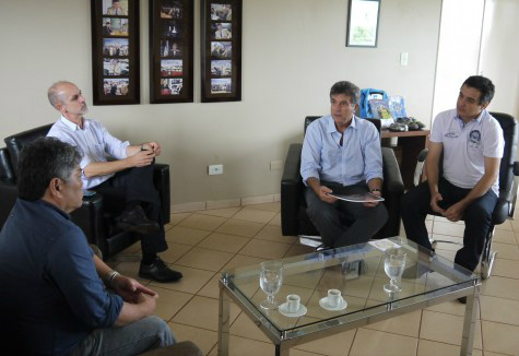 Com apoio da Prefeitura Embrapa prepara a Tecnofam para maio Prefeito Murilo e secretário Landimark Rios e os representantes da Embrapa Guilherme Asmus e Auro Otsubo – Assecom