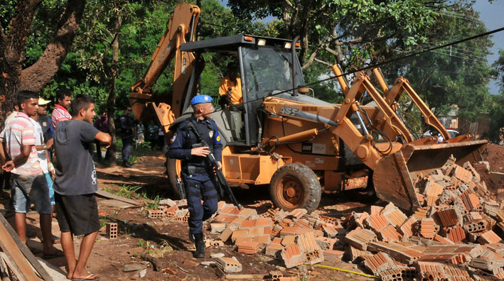 Casas foram derrubadas no Jardim Montevidéu, ontem - Foto: Valdenir Rezende/Correio do Estado