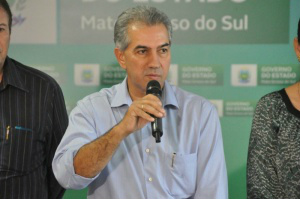 Dois ex-secretários na Educação e Saúde fecham lista de Reinaldo Reinaldo fez o anúncio oficial da nova equipe nesta segunda-feira (Foto: Marcelo Calazans)