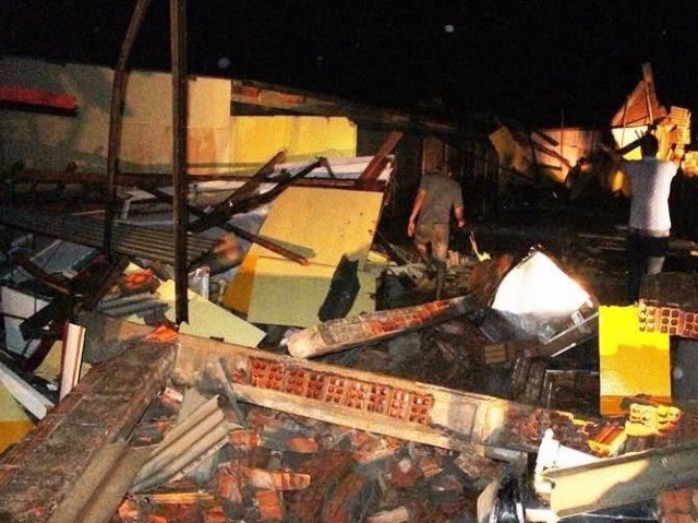 Temporal passa deixando rastros de destruição no interior de MS Teto caiu derrubando barracão de empresa que recupera rodovia na cidade. (Foto: Vilson Nascimento/A Gazeta News)