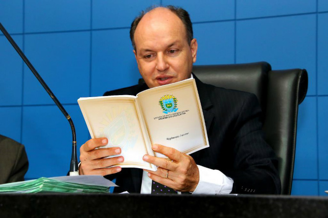 Foto: Victor Chileno
Presidente Junior Mochi com o Regimento, que disciplina a atuação parlamentar
