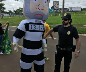 Manifestantes comemoraram investigação contra Lula em Campo Grande - Foto: Correio do Estado