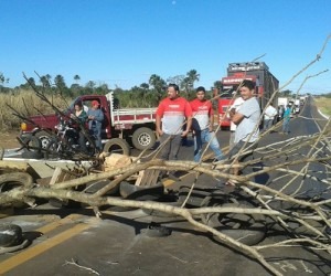 Protesto próximo ao lixão fecha rodovia federal Manifestantes fecharam BR-262, na Capital - Paulo Ribas