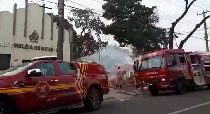 Mesmo com chuva, bombeiros deslocam 4 viaturas para combater incêndio em quintal Registro: Marcelo Varela