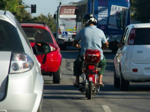 Conduzir 'cinquentinha' requer habilitação e licenciamento (Foto: Jonathan Lins/G1)