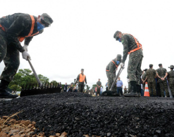 Integrantes do Exército fazem recapeamento; Prefeitura da Capital precisou fechar parcerias - Foto: Bruno Henrique/Correio do Estado