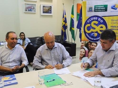Secretário de Administração e diretores da ACICG assinam parceria (Foto: David Majella/Governo do Estado)