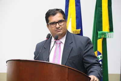 Madson cobra a conclusão da pista de caminhada (Foto: Thiago Morais)
