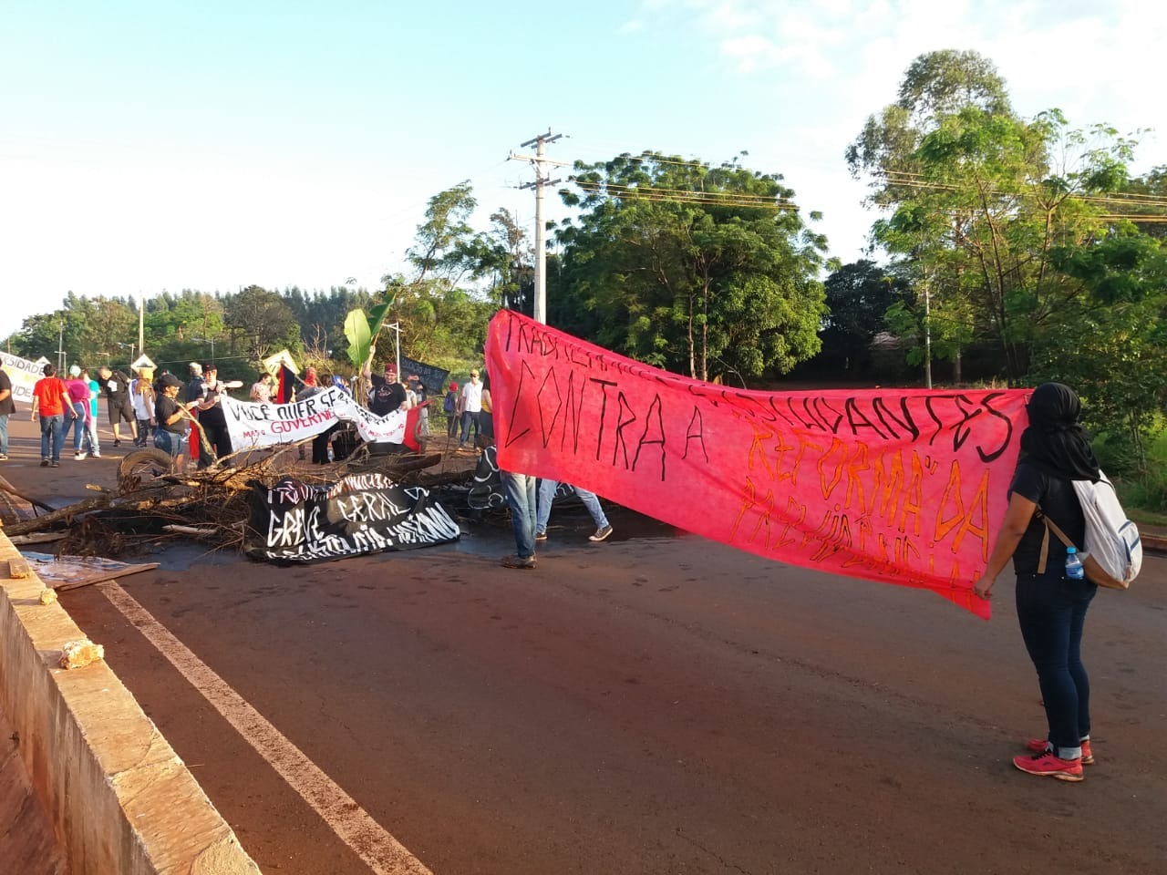 Manifestantes bloqueiam avenida de acesso à Universidade em novo protesto da educação Redes sociais