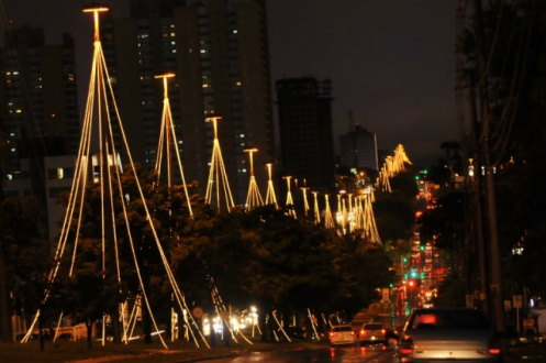 Avenida Afonso Pena brilha em meio a chuva de segunda-feira. (Foto: Alcides Neto)