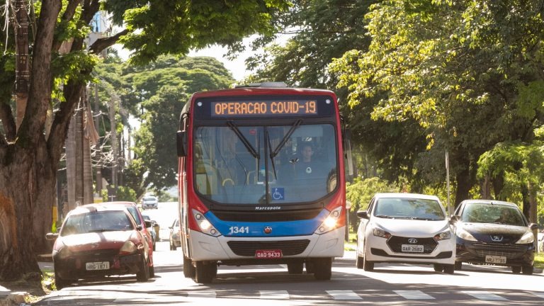 Prefeitura amplia frota de ônibus para atender reabertura do comércio Prefeitura amplia frota de ônibus para atender reabertura do comércio
