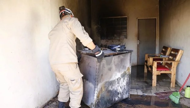 Após esquecer carregador na tomada, morador tem casa incendiada (Marcos Ermínio/Midiamax)