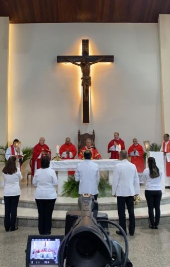 Fiéis podem acompanhar as celebrações da Sexta-feira Santa pela TV e internet