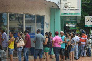 Agências da Caixa em Dourados ficaram lotadas no sábado - Foto: Adriano Moretto