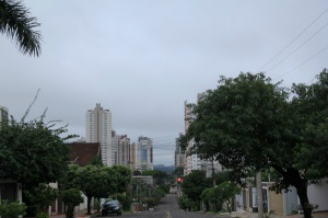 Céu amanheceu nublado em Campo Grande. (Foto: Marcos Ermínio)