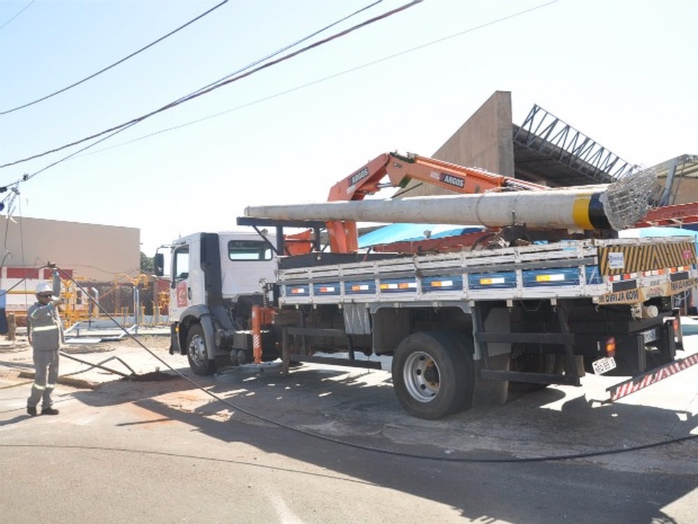 Na época, poste teve que ser trocado após colisão em Campo Grande (Foto: Glaucea Vaccari/G1 MS/Arquivo)