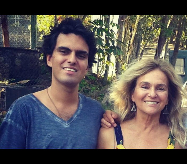 Mãe de neto de Chico Anysio fala sobre adiamento da cremação
Mãe de neto de Chico Anysio fala sobre a cremação do filho

Reprodução / Facebook