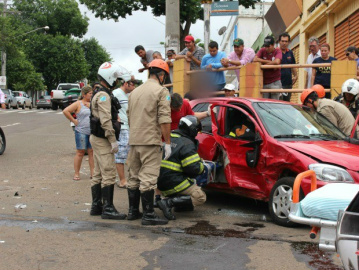 Carro ficou com a lateral direita danificada; motorista ficou ferido (Foto: Nadyenka Castro/G1 MS)