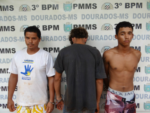 'Whats App' denuncia esquema de tráfico e três acabam detidos pela Polícia Militar Trio foi detido pela Polícia Militar após flagrante de roubo e tráfico (Foto: Osvaldo Duarte)