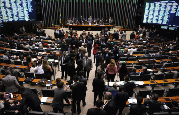 Câmara tentará hoje novamente a votação de socorro a estados em crise O presidente da Câmara, deputado Rodrigo Maia (DEM-RJ), adiou para hoje a votação do Projeto de Lei Complementar 343/17Wilson Dias/Agência Brasil