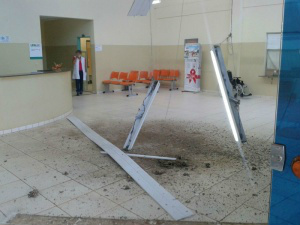 Após forro desabar, a recepção ficou suja de fezes de pombos. (Foto: Direto das Ruas)