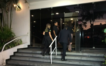 Agentes da Polícia Federal chegaram pouco antes das 6h desta terça (11) no prédio onde mora o ex-secretário Sérgio Côrtes, na Lagoa (Foto: Fernanda Rouvenat )