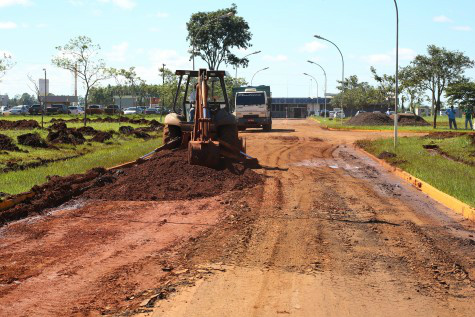 Problemas critícos de buracos em Dourados podem ser sanados Aeroporto de Dourados também recebe ações de tapa buracos – Foto: Assecom)
