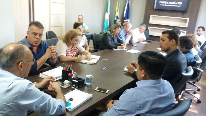 Prefeito Hélio reúne secretários e foca gestão estratégica Prefeito Hélio reúne secretários e foca gestão estratégica