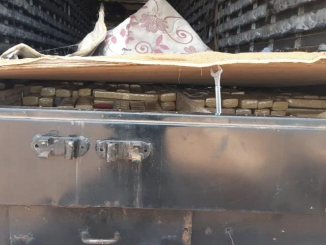 PRF apreende duas toneladas de maconha em fundo falso de caminhão-baú Divulgação