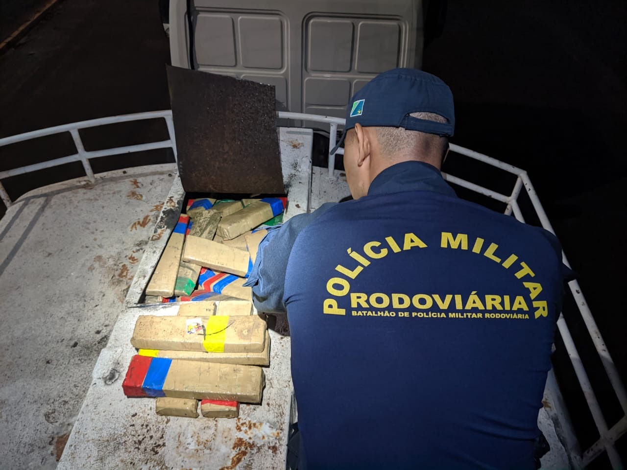 Pesou quase 5 ton a maconha apreendida em carreta de óleo vegetal Pesou quase 5 ton a maconha apreendida em carreta de óleo vegetal