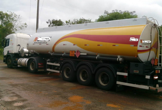 Combustíveis são transportados ilegalmente em áreas do Estado Carreta que transportava combustível ilegalmente foi barrada pela Ambiental - Foto: Divulgação