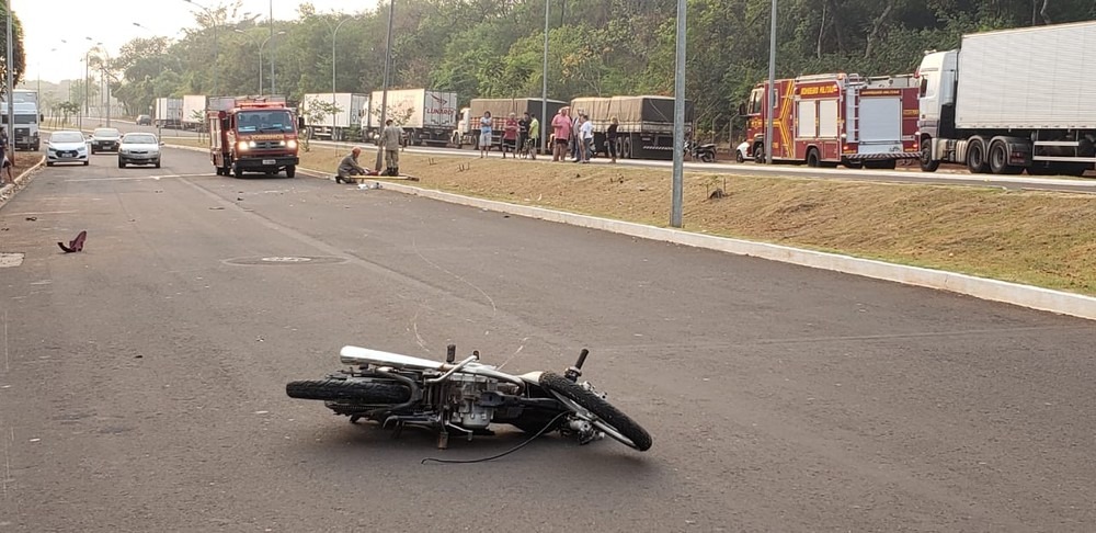 Motociclista bate em poste e fica gravemente ferido Acidente ocorreu no Jardim Ametista, em Campo Grande. Fabiano Arruda/TV Morena