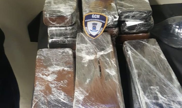 Homem é preso com 16,4 kg de maconha e receberia R$ 100 pelo transporte Homem é preso com 16,4 kg de maconha e receberia R$ 100 pelo transporte