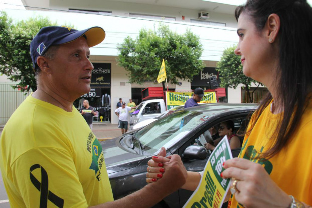 Mara Caseiro adesiva carros e conversa com população no centro da Capital
Foto: Patrícia Mendes 