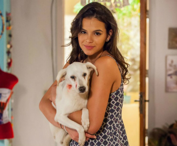 Bruna Marquezine segura o cão-ator que foi maquiado para parecer machucado (Foto: Artur Meninea/Gshow)