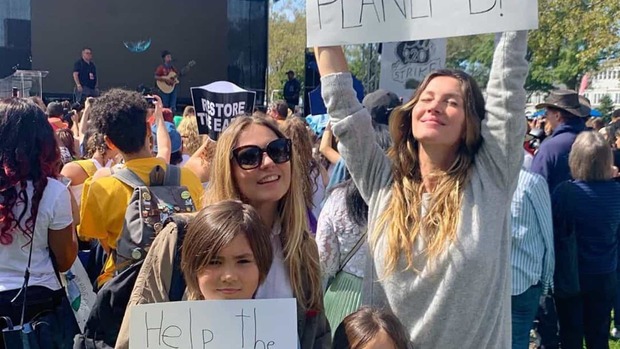 Gisele Bündchen junta-se aos filhos em greve geral pelo planeta Gisele Bündchen junta-se aos filhos em greve geral pelo planeta