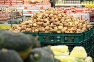 A cebola encareceu 11,89% também por causa da chuva, que afeta a safra e gera perdas de qualidade. (Foto: Marcos Ermínio/ Arquivo)
