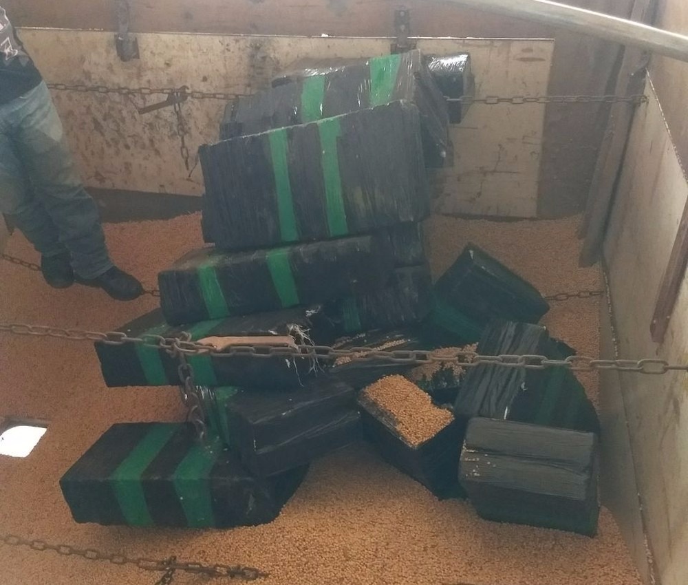 Grãos precisaram ser retirados para que os policiais tivessem acesso à droga (Foto: PF/Divulgação)