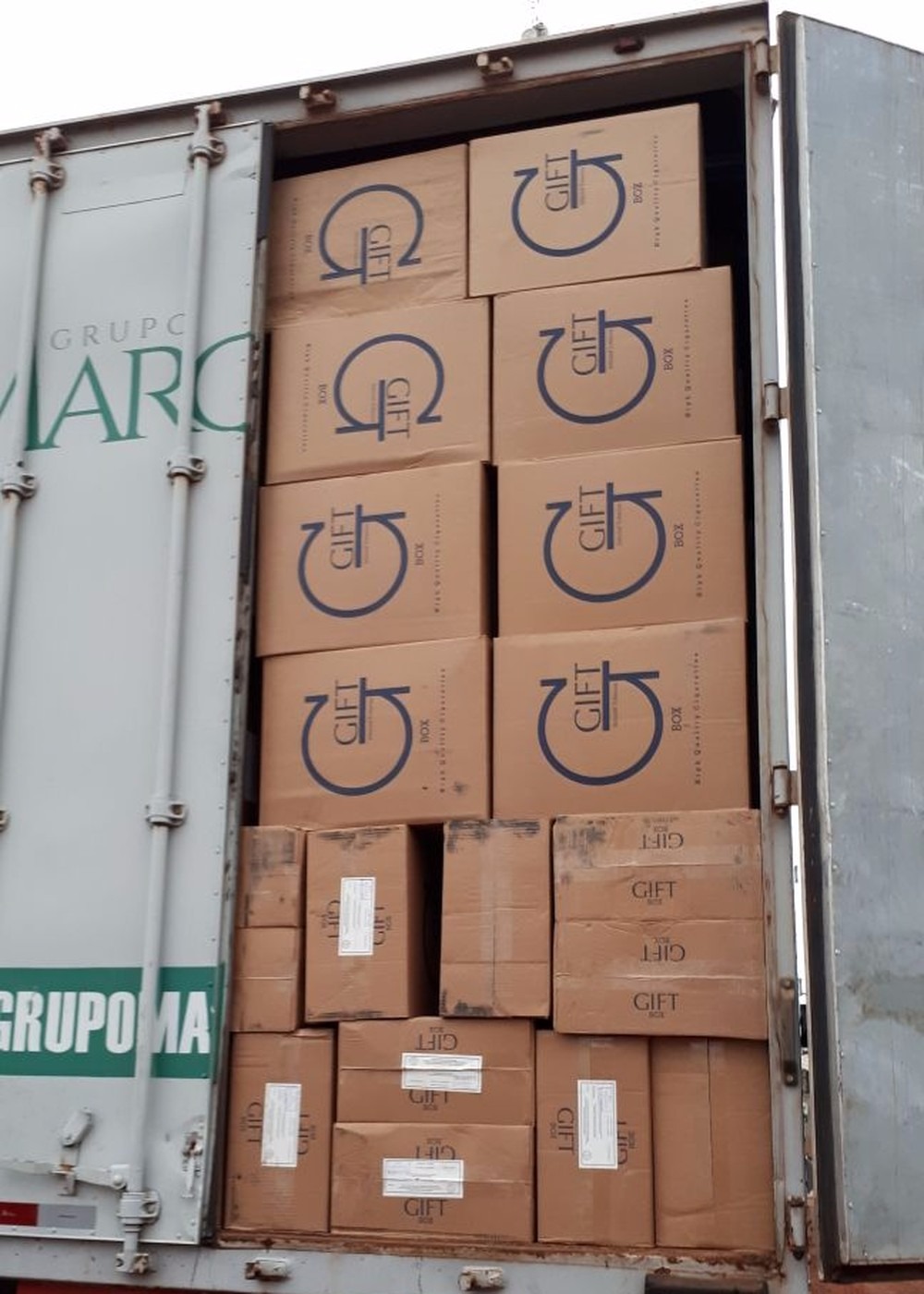 Cigarro contrabandeado lotou caminhão baú (Foto: PF/Divulgação)