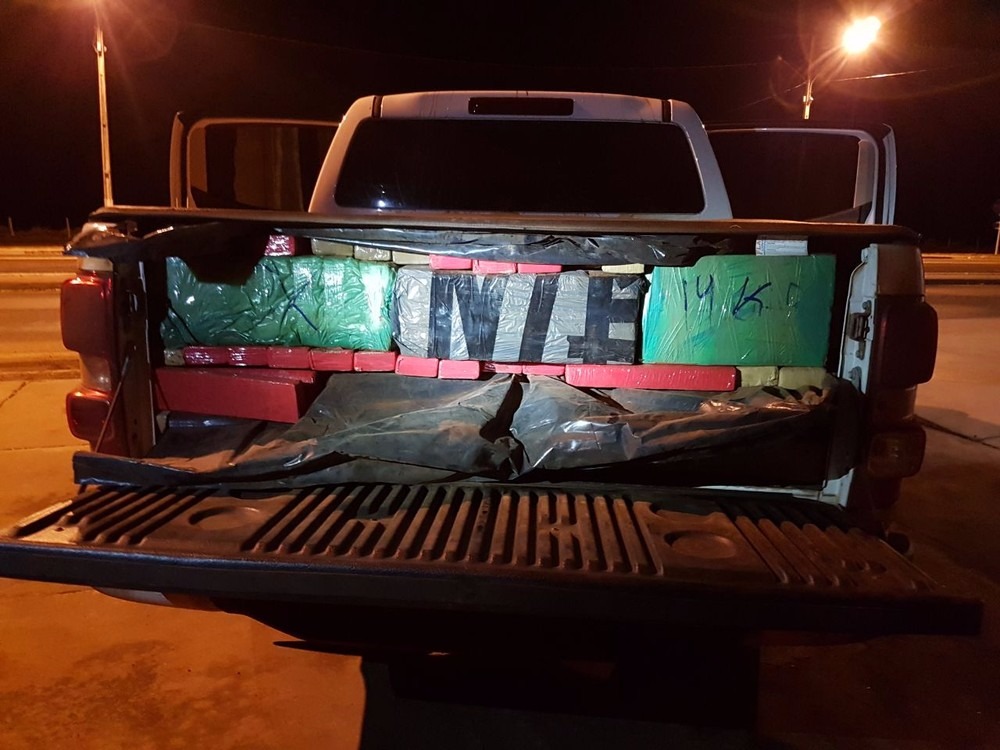 Caminhonete roubada apreendida com 1,2 tonelada de maconha (Foto: PRF/Divulgação)