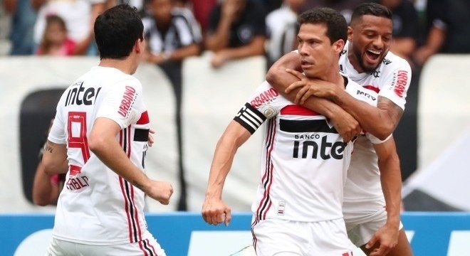Com direito a gol no finzinho, São Paulo ganha do Botafogo por 2 a 1 Hernanes fez o primeiro gol do São Paulo na vitória por 2 a 1 contra o Botafogo. Pilar Olivares/Reuters