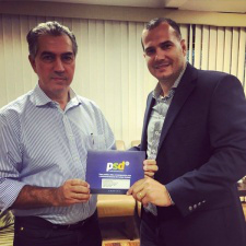 Marcos Trad chega ao PSD dia 12 já como pré-candidato a prefeito à esquerda, o governador do Estado, Reinaldo Azambuja (PSDB), com o presidente do PSD, Robison Gatti. (Foto: Divulgação)