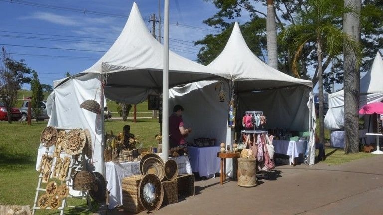 Exposição de peças artesanais, música e gastronomia, nos altos da Afonso Pena.