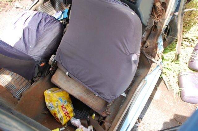 Latas de cerveja dentro do carro