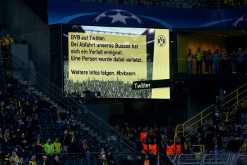 Explosões ferem zagueiro do Borussia Dortmund e adiam partida da Champions Telão do estádio em Dortmund, na Alemanha, avisa sobre a explosão que feriu o jogador Marc Bartra. CHRISTOF KOEPSEL (BONGARTS/GETTY IMAGES)