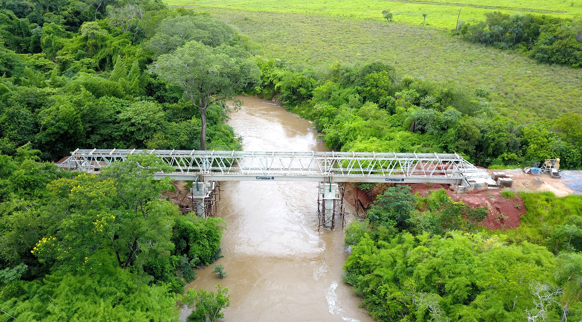 Ponte em fase de conclusão no Córrego Vacadiga: rota de escoamento de grãos e calcário. Foto: Edemir Rodrigues