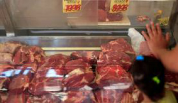 Apesar de operação da PF, faturamento de exportações de carne bovina sobe 22% Exportações de carne brasileira chegaram a ser suspensas por alguns países Pablo Sanhueza/Reuters/Direitos Reservados