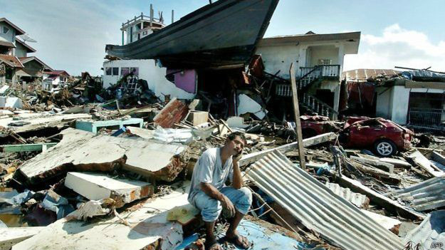Ao redor do barco, apenas escombros e muita destruição